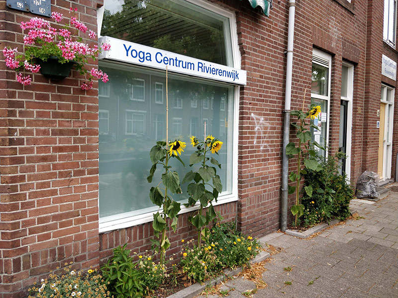 De gevel van Yogacentrum Rivierenwijk in Utrecht