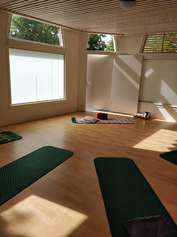 De yogaruimte in Yogacentrum Rivierenwijk