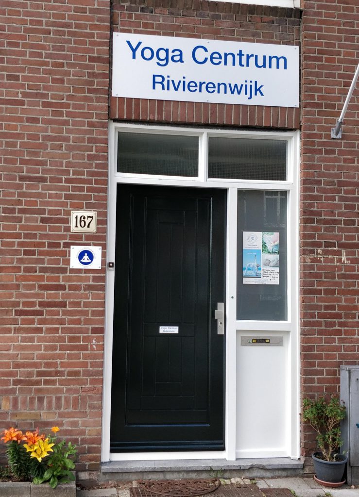 De voordeur van Yogacentrum Rivierenwijk in Utrecht