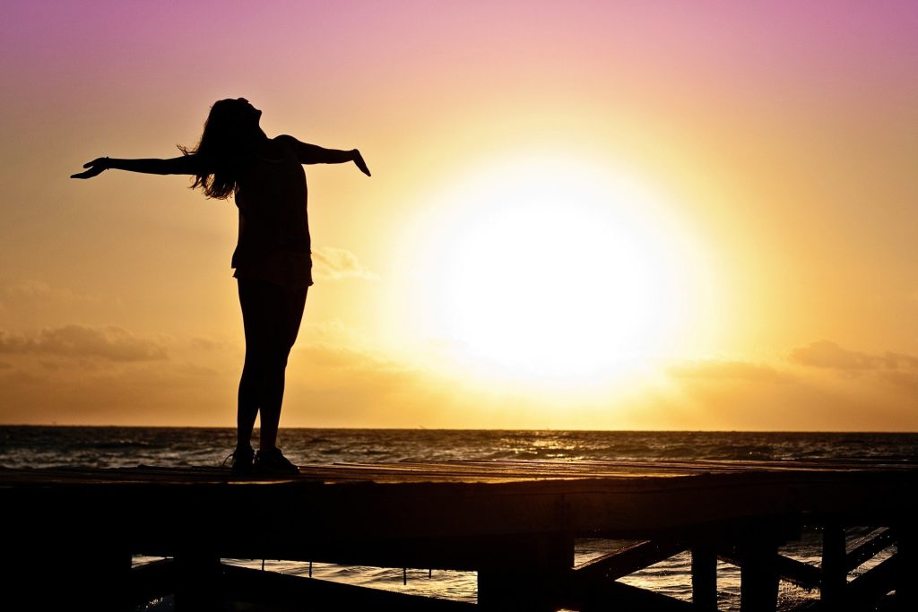 De zon wordt begroet door een vrouw.